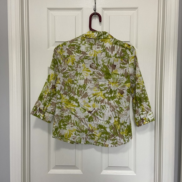 Karen Scott Petites Floral Button Up Shirt Bundle (includes 3 shirts) ✨ - Picture 6 of 16